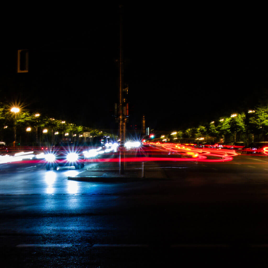 Corona Fotografie: Langzeitbelichtung einer Straße in Berlin bei Nacht.